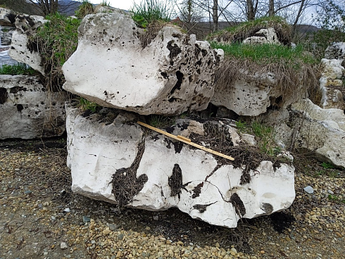 Kamenclub.ru: Выветренный известняк (степной) фр. 500-1500 мм.  купить в Севастополе    10000 руб/т   фото КАМЕНЬ КЛУБ