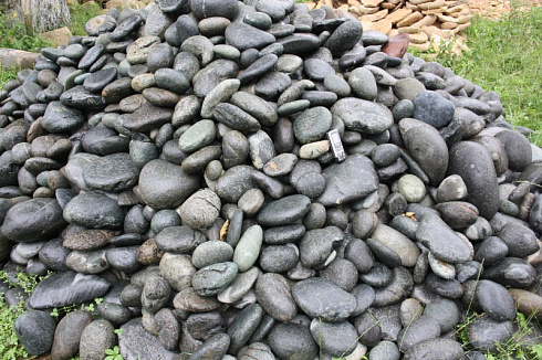 Kamenclub.ru: Темно-серый валунчик фр.100-300 мм.  купить в Севастополе крупный природный камень серый, темно-серый, светло-серый речная галька большого размера окатанная 4500 руб/т   фото КАМЕНЬ КЛУБ