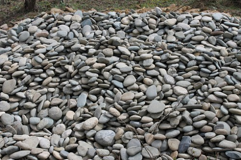 Kamenclub.ru: Галька речная плоская (ассорти) фр. 100-200-300 мм купить  в Севастополе галька галечник природный серый, белый темно-серый синий рыжий светло-серый природная галька плоская крупная 8000 руб/т   фото КАМЕНЬ КЛУБ