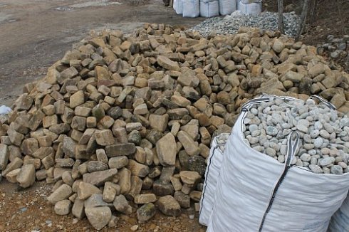 Kamenclub.ru: Песчаник для строительства и кладки блочный (фр 100-200 мм)  купить в Севастополе песчаник бежевый серый рыжий валун мелкий для строительства песчаник 6500 руб/т   фото КАМЕНЬ КЛУБ