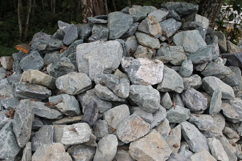 Kamenclub.ru: Гранит скальник (серо-зеленый) фр. 100-500 мм.  купить в Севастополе гранит зеленый, серый, салатовый крупный ландшафтный валун 6 000 руб/т   фото КАМЕНЬ КЛУБ