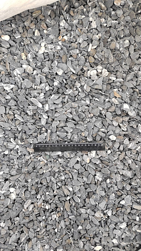 Kamenclub.ru: Щебень галтованный черный (мрамор) фр.10-20 мм.  купить в Севастополе мрамор черный с белыми прожилками, черный, белый окатанный округлый ландшафтный декоративный щебень 15000 руб/т   фото КАМЕНЬ КЛУБ