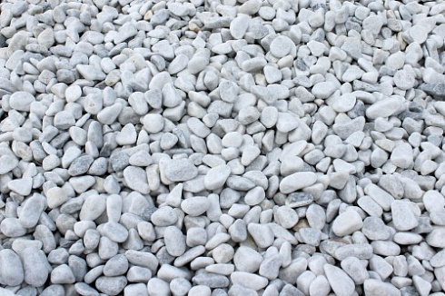 Kamenclub.ru: Мраморная крошка (щебень галтованный белый) фр.10-20 мм.  купить в Севастополе мрамор белый, молочный, айвори окатанный округлый декоративный ландшафтный щебень 17000 руб/т   фото КАМЕНЬ КЛУБ