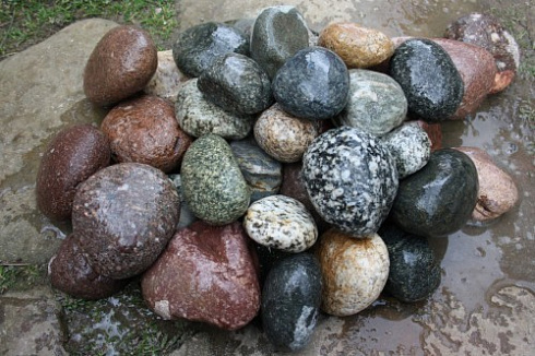 Kamenclub.ru: Галька окат (цветная картошка) фр. 50-100 мм. купить  в Севастополе галька природная окатанная серый белый цветной синий темно-серый коричневый округлый галечник окатанный 6800 руб/т   фото КАМЕНЬ КЛУБ