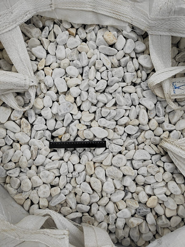 Kamenclub.ru: Мраморная крошка (щебень галтованный белый) фр.40-70 мм.  купить в Севастополе мрамор белый молочный айвори окатанный округлый природный камень 17000 руб/т   фото КАМЕНЬ КЛУБ