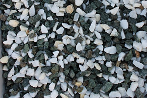 Kamenclub.ru: Мраморная крошка (щебень крошка микс: белый-зеленый) фр. 10-20 мм.  купить в Севастополе мрамор белый, зеленый каменная ландшафтная декоративная крошка щебня 9500 руб/т   фото КАМЕНЬ КЛУБ