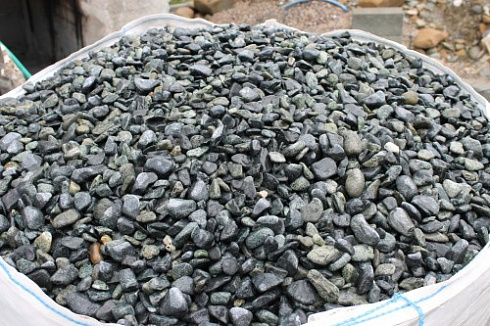 Kamenclub.ru: Щебень галтованный зеленый (змеевик) фр. 20-40 мм.  купить в Севастополе мрамор зеленый, салатовый оголтованный щебень мраморный 12500 руб/т   фото КАМЕНЬ КЛУБ