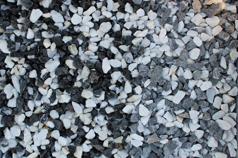 Kamenclub.ru: Мраморная крошка (щебень крошка микс : черный-белый) фр. 10-20 мм.  купить в Севастополе мрамор белый, черный каменная декоративная крошка ландшафтная 12000 руб/т   фото КАМЕНЬ КЛУБ