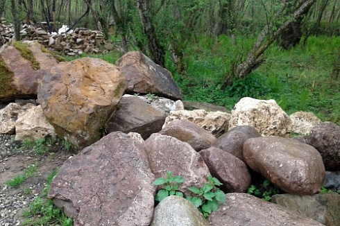 Kamenclub.ru: Конгломераты фр. 300-1000 мм.  купить в Севастополе кварц мрамор диабаз коричневый, серый зеленоватый речной валун крупный 6500 руб/т   фото КАМЕНЬ КЛУБ