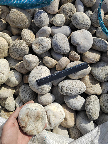 Kamenclub.ru: Галька речная окат (серо-белая) фр. 70-120 мм купить  в Севастополе галька галечник бело-серая, серо-белая, серая, белая речная природная галька  8000 руб/т   фото КАМЕНЬ КЛУБ