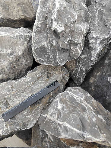 Kamenclub.ru: Черный мрамор скальник фр. 100-500 мм.  купить в Севастополе мрамор черный белый серый крупный колотый валун ландшафтный 8500 руб/т   фото КАМЕНЬ КЛУБ