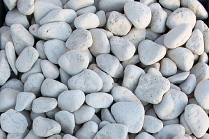 Kamenclub.ru: Щебень галтованный белый (мрамор) фр.5-10 мм.  купить в Севастополе мрамор белый, айвори, молочный каменная мраморная декоративная ландшафтная крошка 17000 руб/т   фото КАМЕНЬ КЛУБ