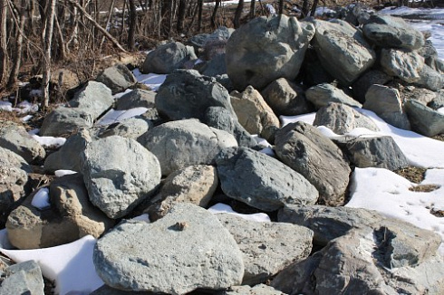 Kamenclub.ru: Гранит скальник (серо-зеленый) фр. 500-1500 мм.  купить в Севастополе гранит мрамор  серый зеленый темно-серый глыба скальная колотая ландшафтная 7 500 руб/т   фото КАМЕНЬ КЛУБ