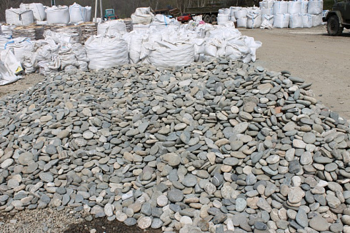 Kamenclub.ru: Галька речная плоская (серо-белая) фр. 70-120 мм. купить  в Севастополе галька галечник речной серый, белый окатанная плоская  природная галька 9000 руб/т   фото КАМЕНЬ КЛУБ