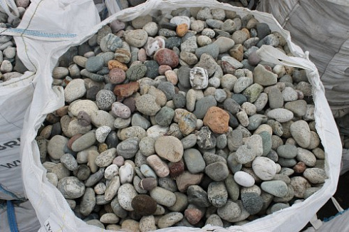 Kamenclub.ru: Галька окат (цветная картошка) фр. 50-100 мм. купить  в Севастополе галька природная окатанная серый белый цветной синий темно-серый коричневый округлый галечник окатанный 6800 руб/т   фото КАМЕНЬ КЛУБ