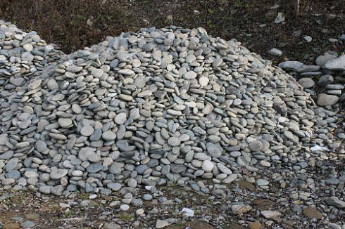 Kamenclub.ru: Галька речная плоская (ассорти) фр. 70-150 мм. купить  в Севастополе галька галечник серый белый темно-серый синий светло-серый плоская природная галька  9000 руб/т   фото КАМЕНЬ КЛУБ