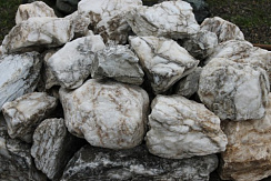 Kamenclub.ru: Мраморизированный известняк фр. 100-500 мм.  купить в Севастополе известняк серый белый темно-серый сероватый валун природного образования окатанный 10500 руб/т   фото КАМЕНЬ КЛУБ