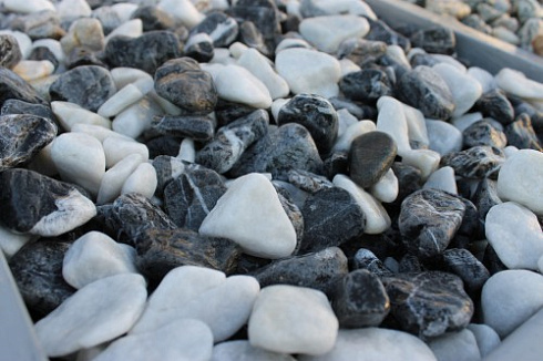 Kamenclub.ru: Мраморная крошка (щебень галтованный микс:: белый-черный) фр.20-40 мм  купить в Севастополе мрамор белый, черный мраморный галтованный щебень 15500 руб/т   фото КАМЕНЬ КЛУБ