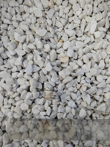 Kamenclub.ru: Мраморная крошка, щебень, цвет-белый, фр. 5-10 мм.  купить в Севастополе мрамор белый, айвори, молочный мраморная каменная крошка ландшафтная 12000 руб/т   фото КАМЕНЬ КЛУБ