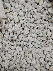 Kamenclub.ru: Мраморная крошка (щебень галтованный белый) фр.40-70 мм.  купить в Севастополе мрамор белый молочный айвори окатанный округлый природный камень 17000 руб/т   фото КАМЕНЬ КЛУБ