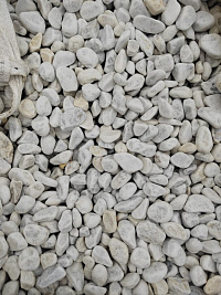 Kamenclub.ru: Мраморная крошка (щебень галтованный белый) фр.40-70 мм.  купить в Севастополе мрамор белый молочный айвори окатанный округлый природный камень 17000 руб/т   фото КАМЕНЬ КЛУБ