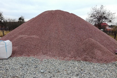 Kamenclub.ru: Мраморная крошка (щебень крошка розовый) фр. 5-10 мм.  купить в Севастополе мрамор розовый, красный щебень колотый ландшафтный декоративный  11000 руб/т   фото КАМЕНЬ КЛУБ