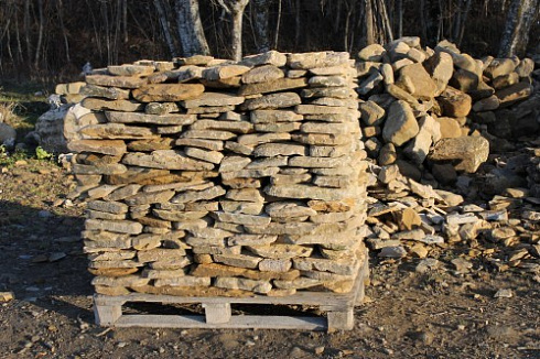 Kamenclub.ru: Песчаник колотый для облицовки (фр. 2-3 см)  купить в Севастополе песчаник бежевый серый рыжий песчаник строительный 5000 руб/т   фото КАМЕНЬ КЛУБ