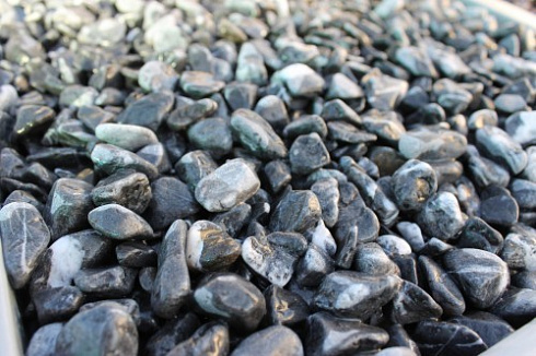 Kamenclub.ru: Щебень галтованный черный (мрамор) фр.10-20 мм.  купить в Севастополе мрамор черный с белыми прожилками, черный, белый окатанный округлый ландшафтный декоративный щебень 15000 руб/т   фото КАМЕНЬ КЛУБ