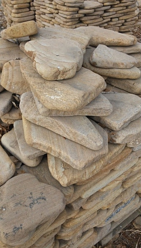 Kamenclub.ru: Песчаник пластушка галтованный желтый с рисунком (3 см)  купить в Севастополе плитняк - пластушка желтый песчаник 21000 руб/м3   фото КАМЕНЬ КЛУБ