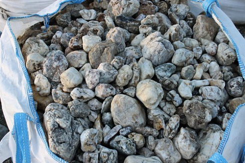 Kamenclub.ru: Кварцевый валунчик фр.100-300 мм.  купить в Севастополе кварц белый, бежевый молочный рыжий крупный природный камень галечник 7850 руб/т   фото КАМЕНЬ КЛУБ