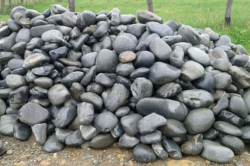 Kamenclub.ru: Темно-серый валунчик фр.100-300 мм.  купить в Севастополе крупный природный камень серый, темно-серый, светло-серый речная галька большого размера окатанная 4500 руб/т   фото КАМЕНЬ КЛУБ