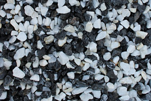 Kamenclub.ru: Мраморная крошка (щебень крошка микс : черный-белый) фр. 10-20 мм.  купить в Севастополе мрамор белый, черный каменная декоративная крошка ландшафтная 12000 руб/т   фото КАМЕНЬ КЛУБ