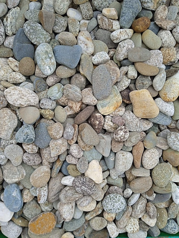 Kamenclub.ru: Галька горная речная окат (цветная) фр. 20-40 мм. купить  в Севастополе галька речная серый синий бежевый белый окатанная речная галька ландшафтная 6800 руб/т   фото КАМЕНЬ КЛУБ