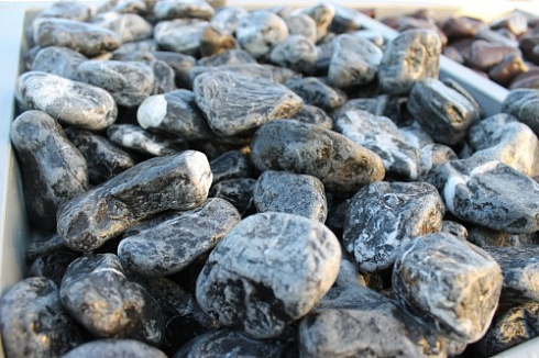 Kamenclub.ru: Щебень галтованный черный (мрамор) фр. 50-100 мм.  купить в Севастополе мрамор черный с белыми прожилками щебень ландшафтный мраморный 15000 руб/т   фото КАМЕНЬ КЛУБ