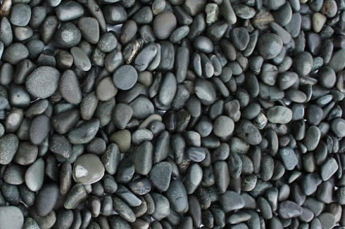 Kamenclub.ru: Галька речная окат (темно-серая) фр. 70-150 мм. купить  в Севастополе галька речная темно-серая, синяя, серая речная галька округлая  8000 руб/т   фото КАМЕНЬ КЛУБ