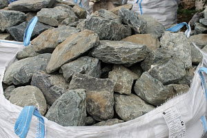 Kamenclub.ru: Гранит скальник (серо-зеленый) фр. 100-500 мм.  купить в Севастополе гранит зеленый, серый, салатовый крупный ландшафтный валун 6 000 руб/т   фото КАМЕНЬ КЛУБ