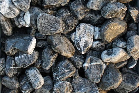 Kamenclub.ru: Щебень галтованный черный (мрамор) фр. 50-100 мм.  купить в Севастополе мрамор черный с белыми прожилками щебень ландшафтный мраморный 15000 руб/т   фото КАМЕНЬ КЛУБ