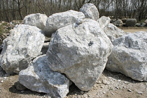 Kamenclub.ru: Мраморизированный известняк фр.500-1500 мм.  купить в Севастополе    10000 руб/т   фото КАМЕНЬ КЛУБ