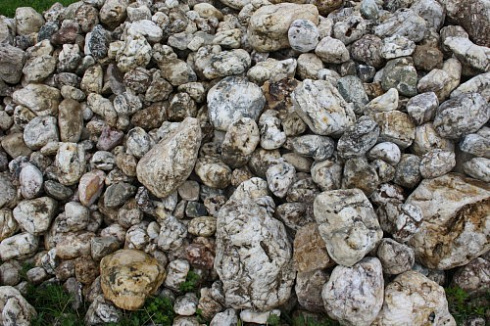 Kamenclub.ru: Кварцевый валунчик фр.100-300 мм.  купить в Севастополе кварц белый, бежевый молочный рыжий крупный природный камень галечник 7850 руб/т   фото КАМЕНЬ КЛУБ