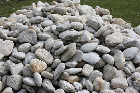 Kamenclub.ru: Бело-серый валунчик фр.100-300 мм.  купить в Севастополе крупный камень для ландшафта серый, белый бело-серый валун крупная галька 4500 руб/т   фото КАМЕНЬ КЛУБ