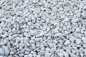 Kamenclub.ru: Мраморная крошка (щебень галтованный белый) фр.10-20 мм.  купить в Севастополе мрамор белый, молочный, айвори окатанный округлый декоративный ландшафтный щебень 17000 руб/т   фото КАМЕНЬ КЛУБ