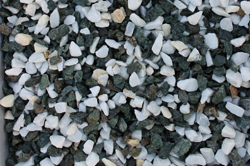 Kamenclub.ru: Мраморная крошка (щебень крошка микс: белый-зеленый-розовый) фр. 10-20 мм.  купить в Севастополе мрамор белый, зеленый, розовый декоративный ландшафтный колотый щебень 12000 руб/т   фото КАМЕНЬ КЛУБ
