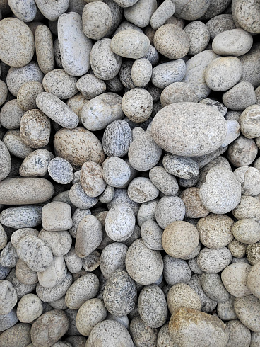 Kamenclub.ru: Галька речная окат (серо-белая) фр. 70-120 мм купить  в Севастополе галька галечник бело-серая, серо-белая, серая, белая речная природная галька  8000 руб/т   фото КАМЕНЬ КЛУБ