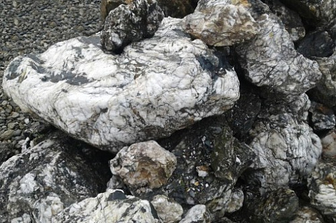 Kamenclub.ru: Черный гранит - кварцит фр. 100-500 мм.  купить в Севастополе мрамор гранит черный с белыми прожилками, серый, белый валун скальный колотый 7000 руб/т   фото КАМЕНЬ КЛУБ