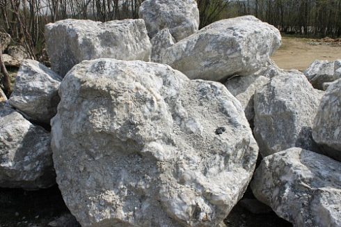 Kamenclub.ru: Мраморизированный известняк фр.500-1500 мм.  купить в Севастополе    10000 руб/т   фото КАМЕНЬ КЛУБ