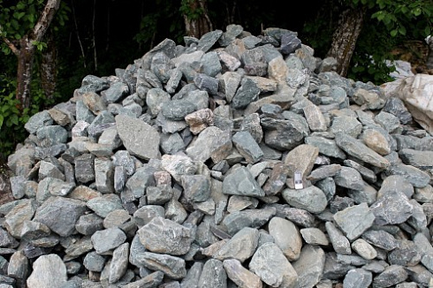 Kamenclub.ru: Гранит скальник (серо-зеленый) фр. 100-500 мм.  купить в Севастополе гранит зеленый, серый, салатовый крупный ландшафтный валун 6 000 руб/т   фото КАМЕНЬ КЛУБ