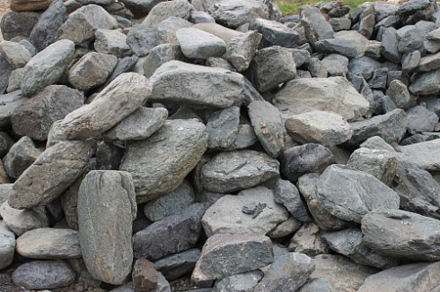 Kamenclub.ru: Гранит скальник (серо-зеленый) фр. 100-500 мм.  купить в Севастополе гранит зеленый, серый, салатовый крупный ландшафтный валун 6 000 руб/т   фото КАМЕНЬ КЛУБ