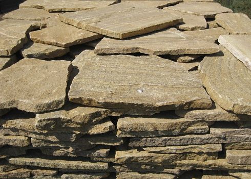 Kamenclub.ru: Песчаник пластушка желтый с рисунком (3 см)  купить в Севастополе песчаник желтый с рисунком, рыжий, желтый песчаник пластушка ландшафтная рваная 8 500 руб/м3   фото КАМЕНЬ КЛУБ