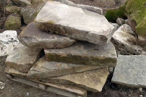 Kamenclub.ru: Песчаник плиты - плахи - пошаговые дорожки (фр. 70-150 мм)  купить в Севастополе песчаник серый бежевый желтый зеленый колотый песчаник строительный 6500 руб/т   фото КАМЕНЬ КЛУБ