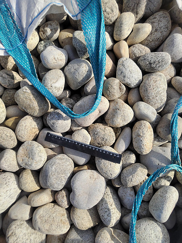 Kamenclub.ru: Галька речная окат (серо-белая) фр. 70-120 мм купить  в Севастополе галька галечник бело-серая, серо-белая, серая, белая речная природная галька  8000 руб/т   фото КАМЕНЬ КЛУБ